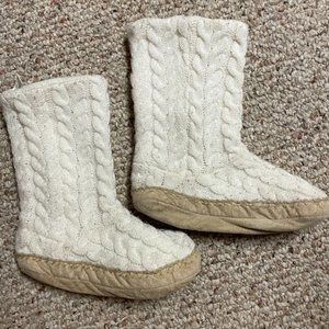 Old Navy small cream knit bootie slippers